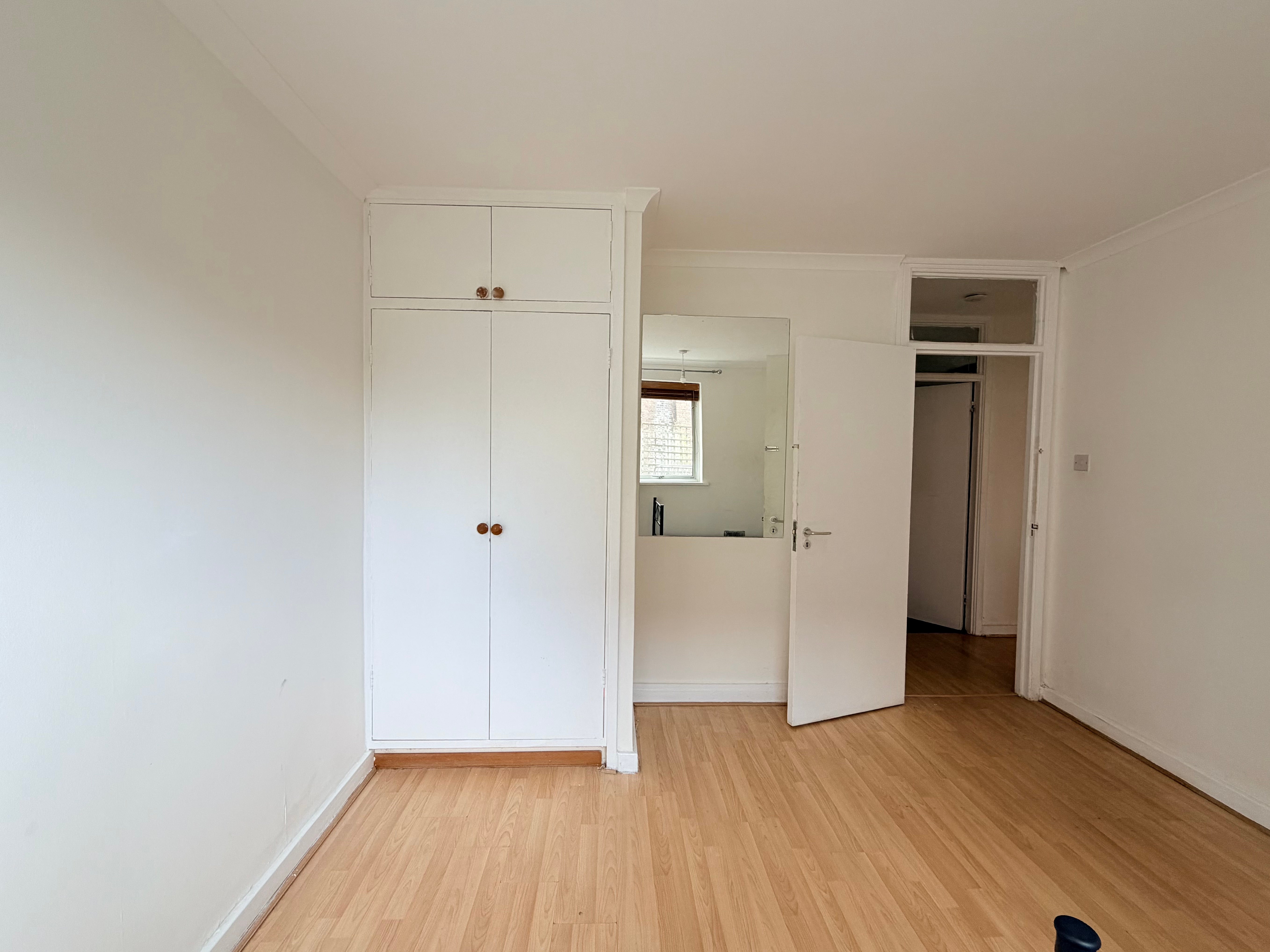 Flat Parkgate Road in Greater London