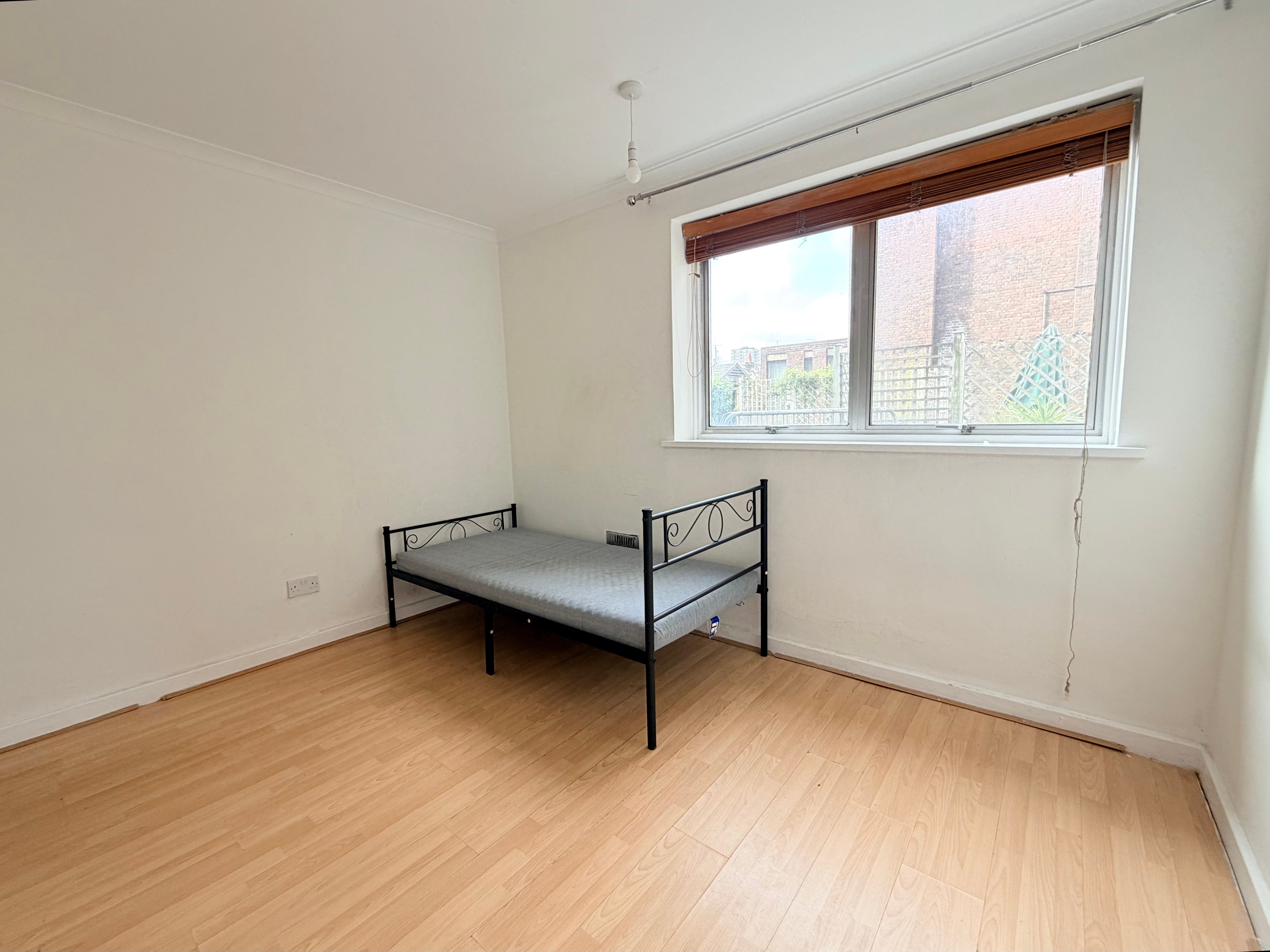 Flat Parkgate Road in Greater London