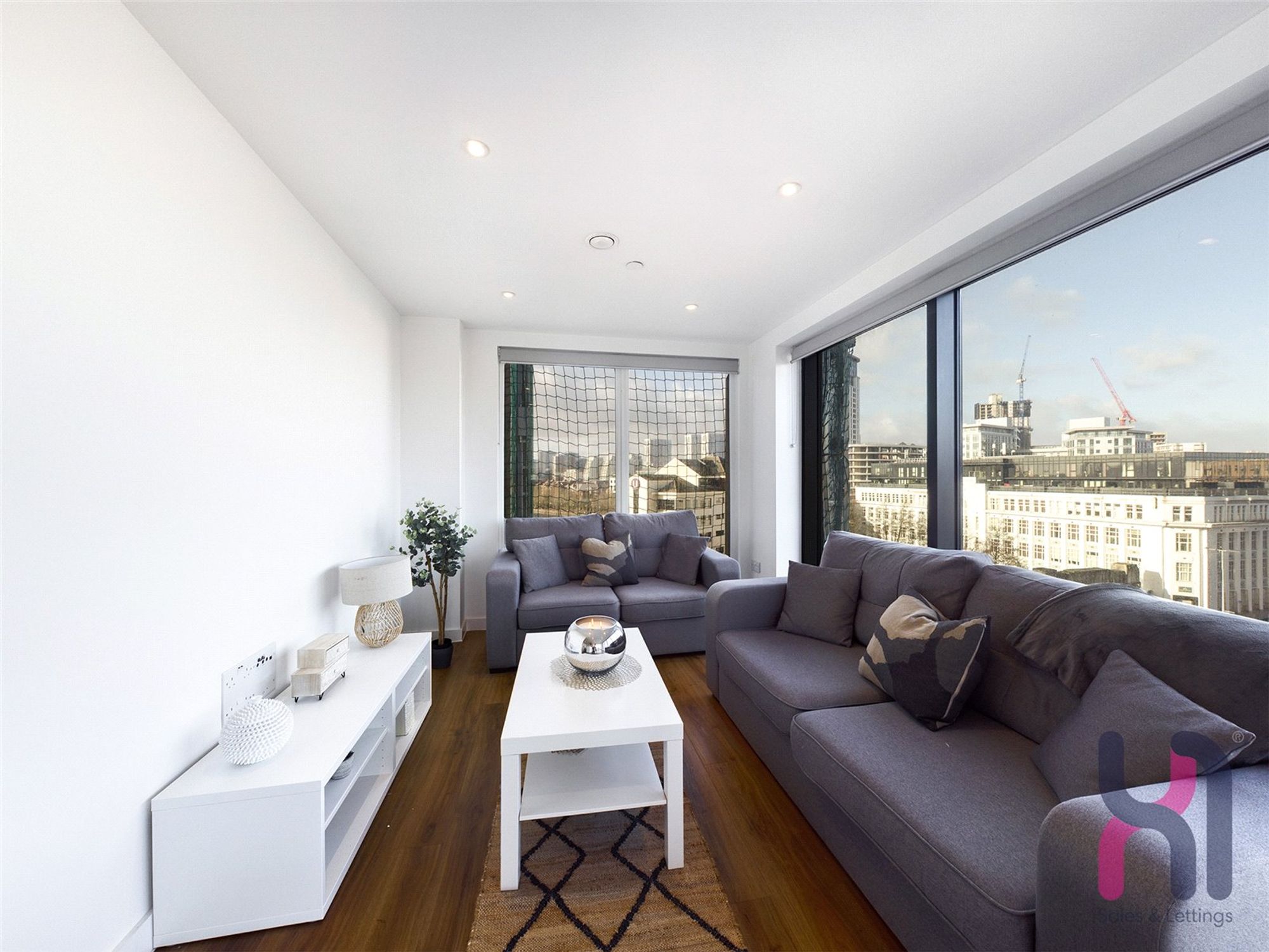 Flat Elmira Way in Salford
