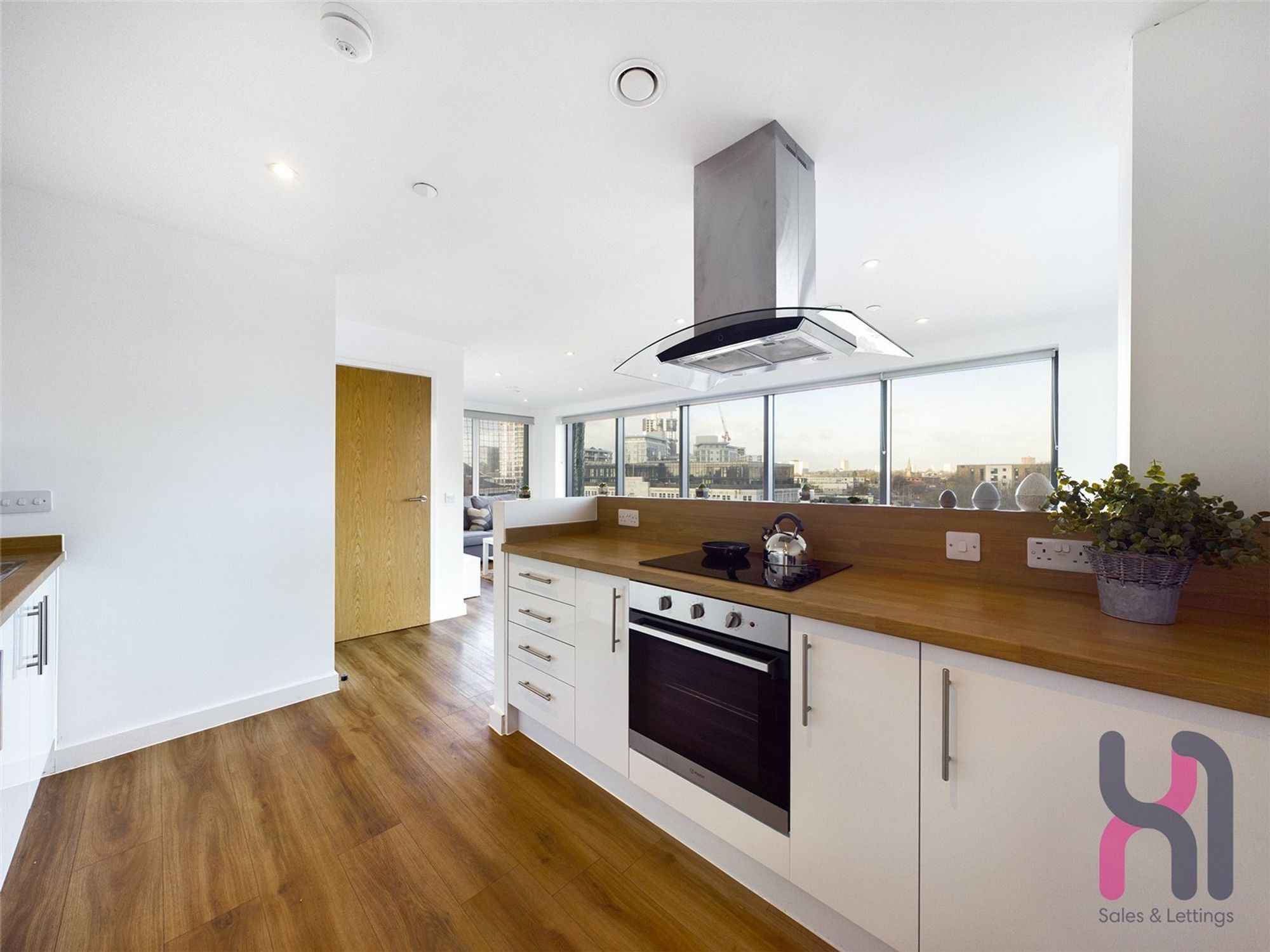Flat Elmira Way in Salford