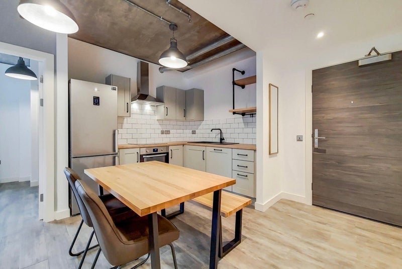 Room South Way in Greater London