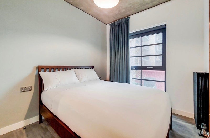 Room South Way in Greater London