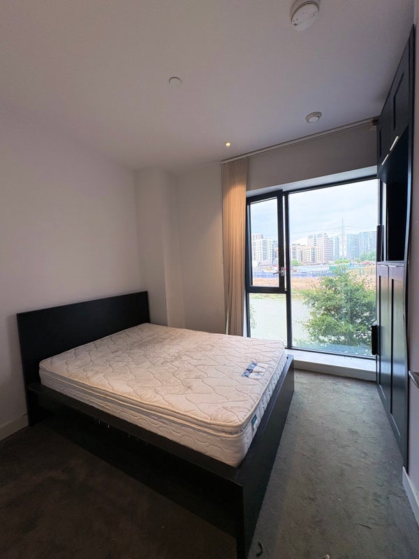 Flat Botanic Square in Greater London