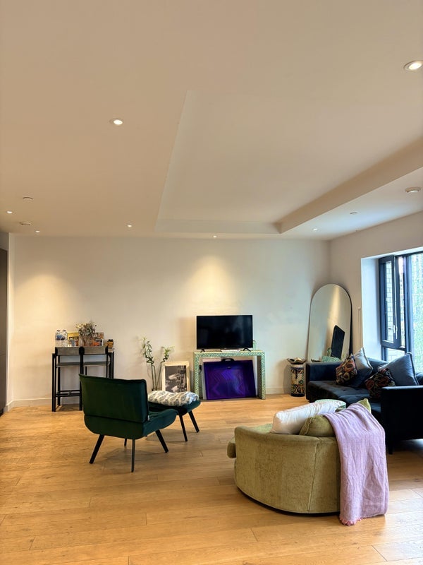 Flat Botanic Square in Greater London
