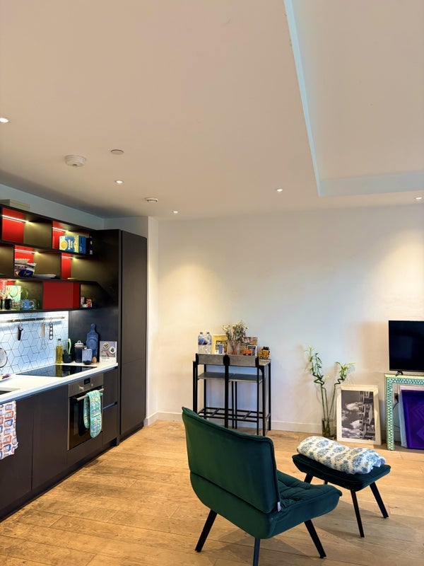 Flat Botanic Square in Greater London