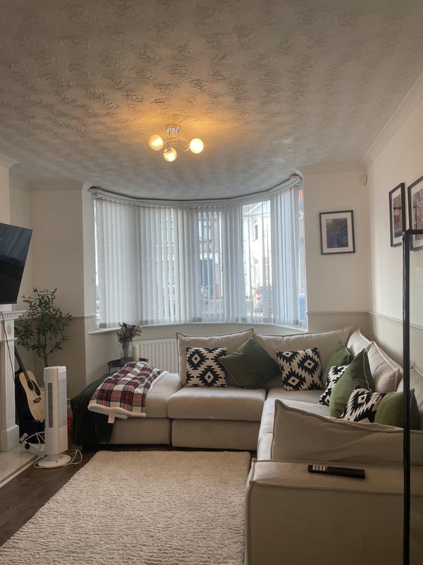 Room Lavender Avenue in Coventry