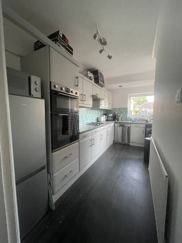 Room Lavender Avenue in Coventry