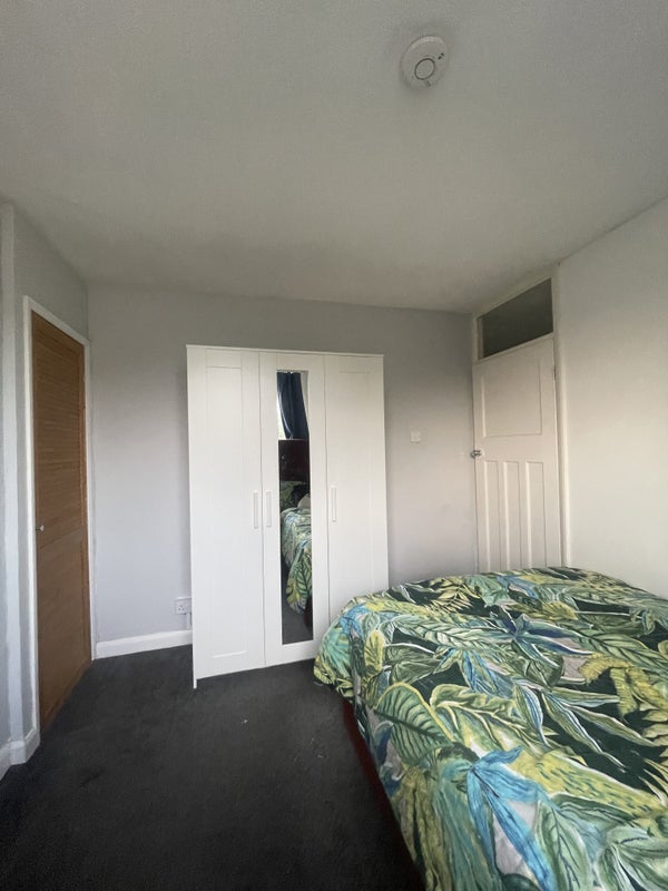 Room Lavender Avenue in Coventry