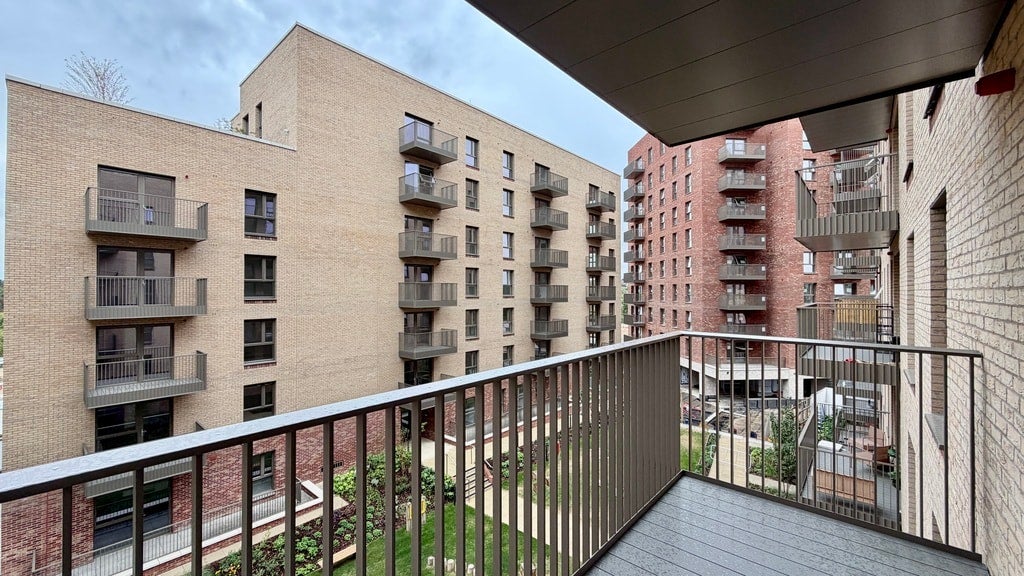 Flat Marsh Drive in Greater London