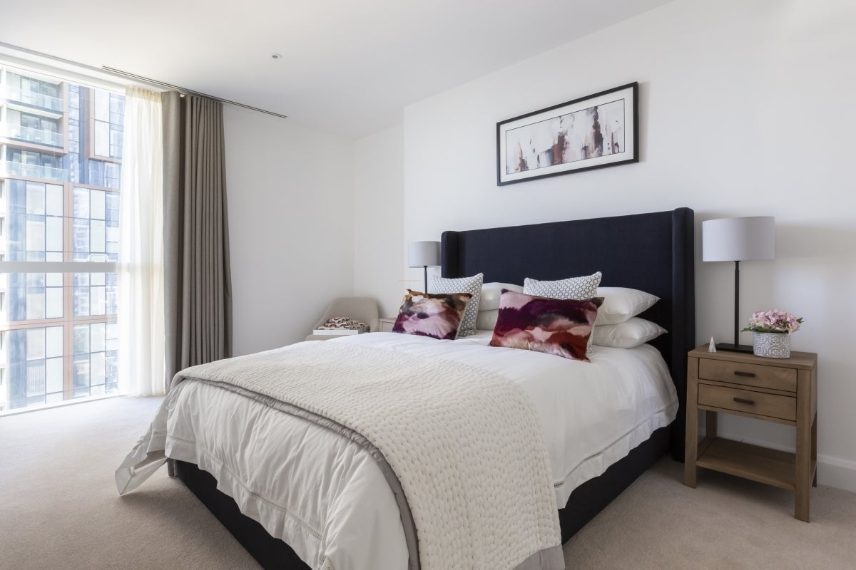 Flat Harbour Way in Greater London