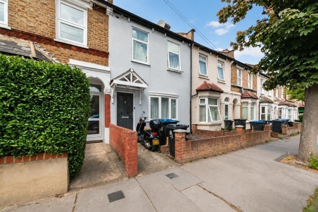 House Sandown Road in Greater London