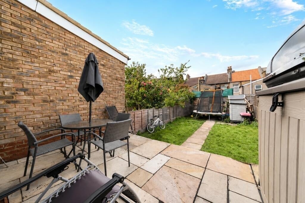 House Sandown Road in Greater London