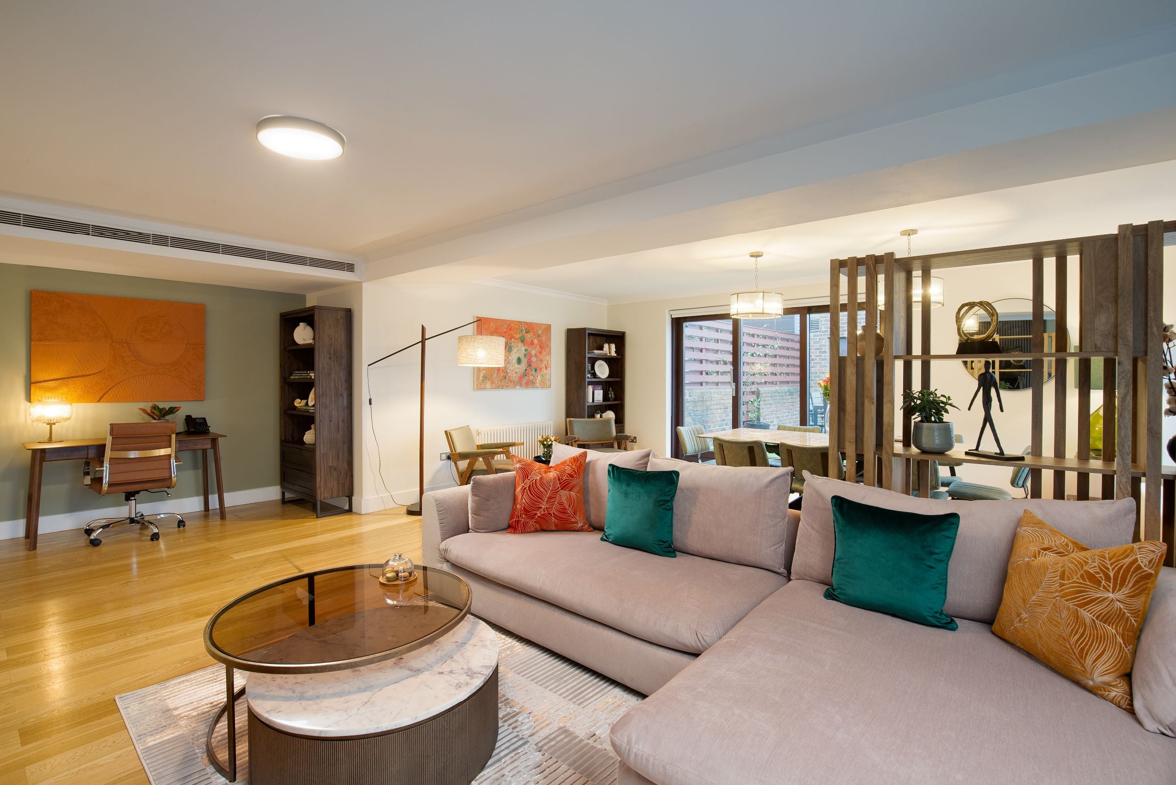 Flat Kensington High Street in Greater London