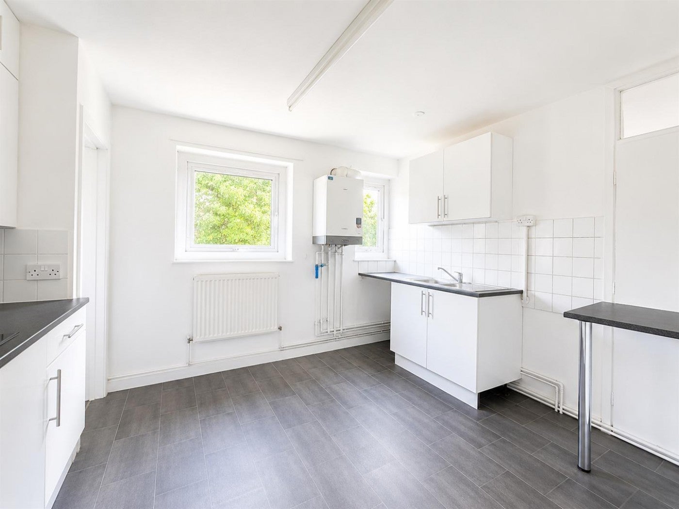 Flat Amber Avenue in Greater London