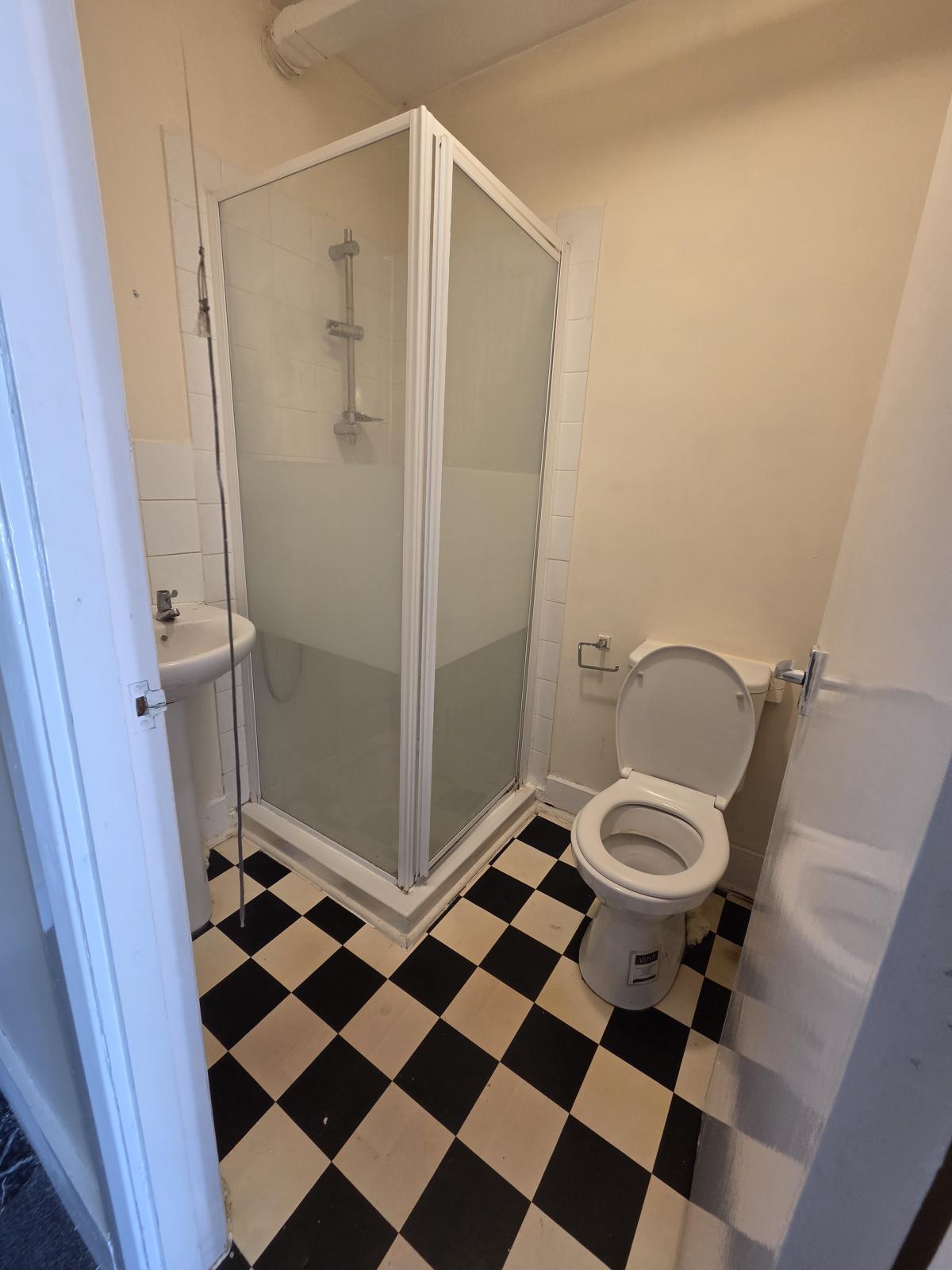 Flat Toorack Road in Greater London