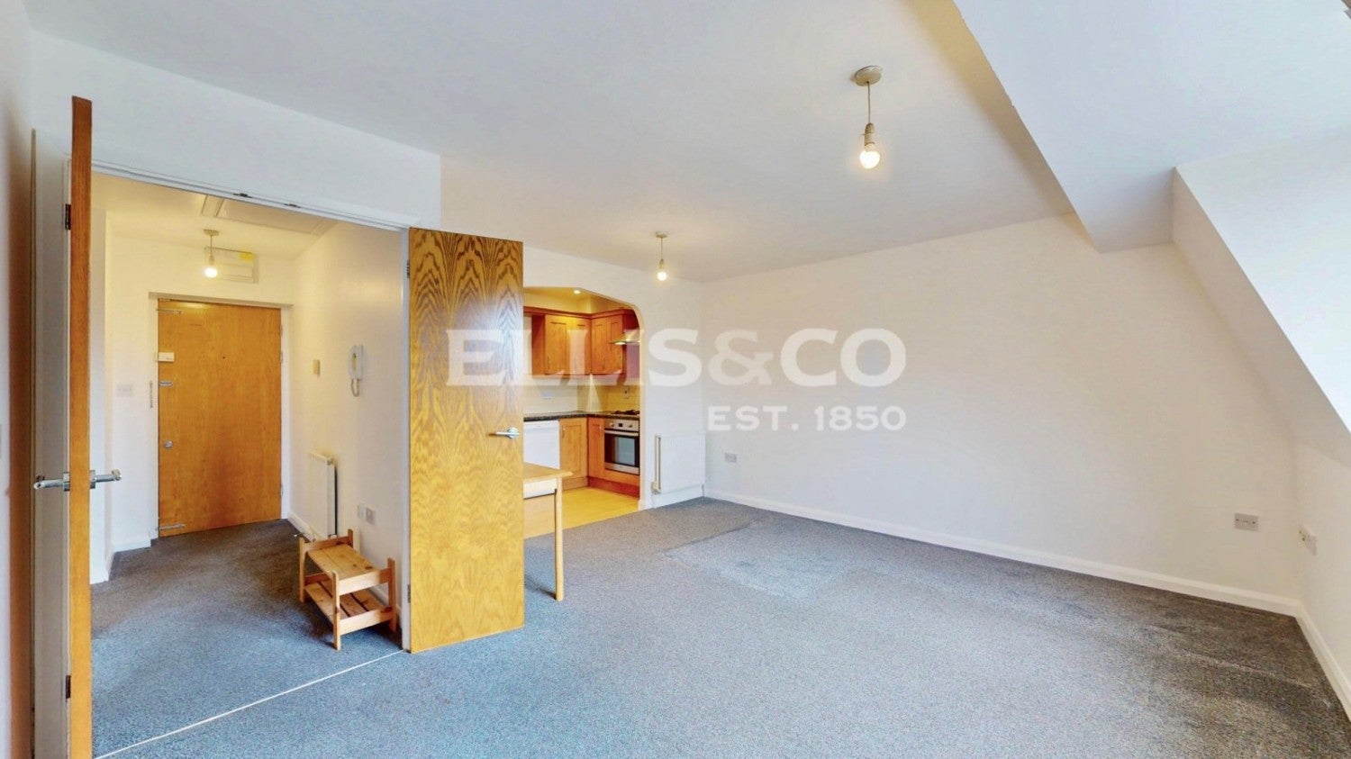 Flat Greenford Road in Greater London