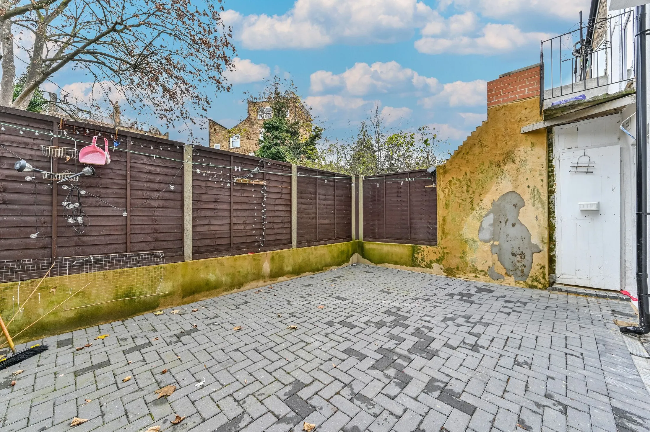Flat Yonge Park in Greater London
