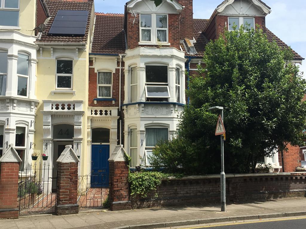 Room Waverley Road in Portsmouth