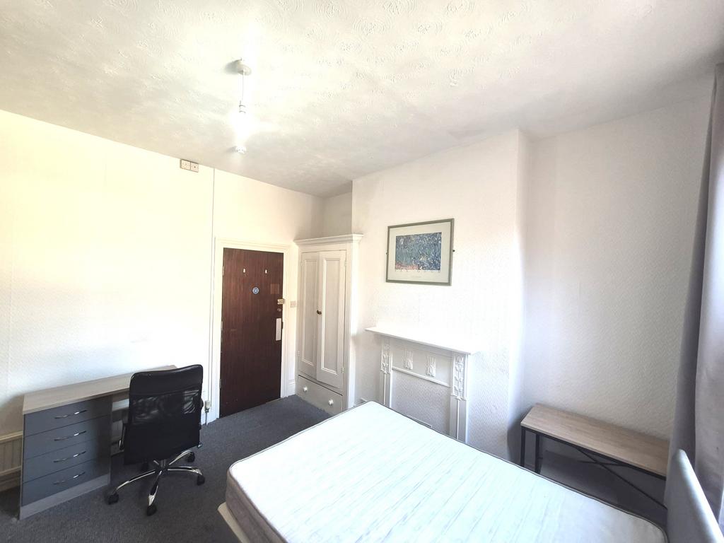Room Waverley Road in Portsmouth