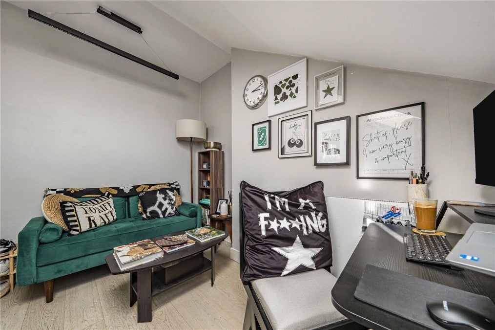 Flat Mattock Lane in Greater London