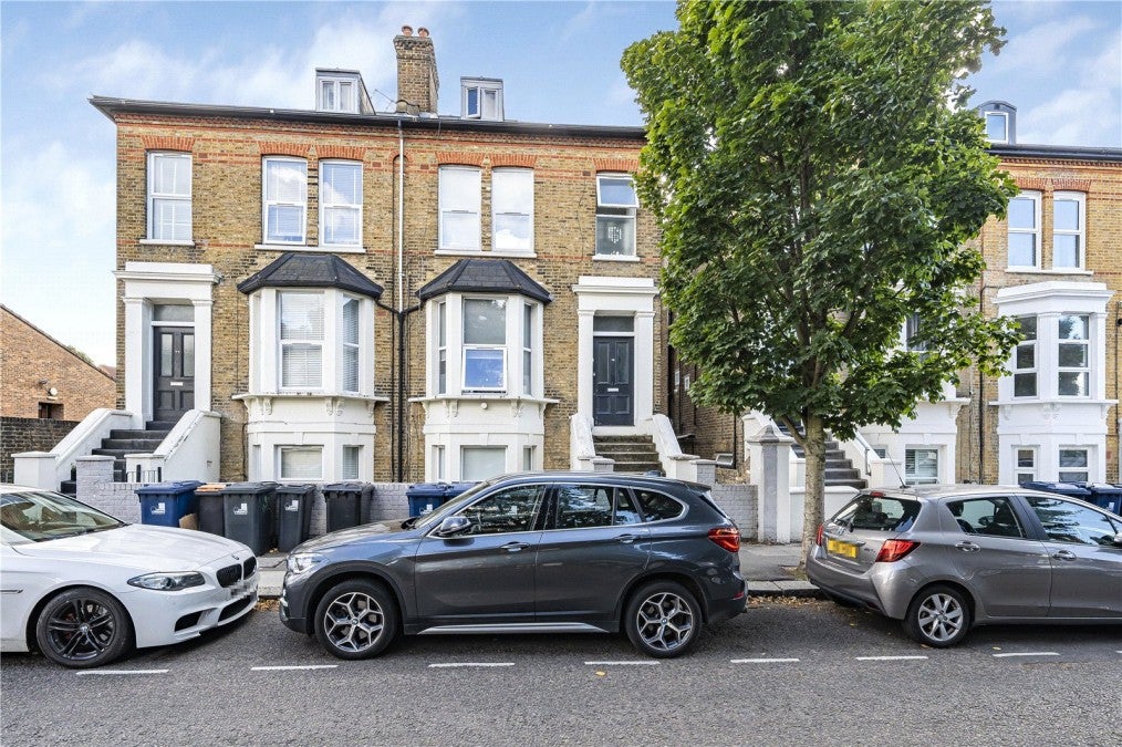 Flat Mattock Lane in Greater London
