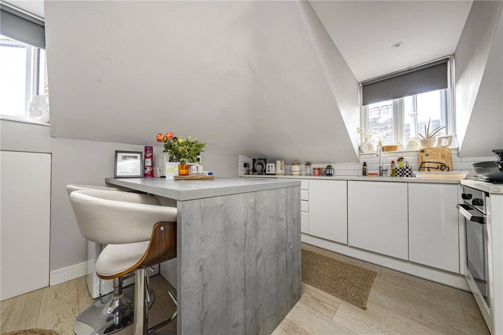 Flat Mattock Lane in Greater London