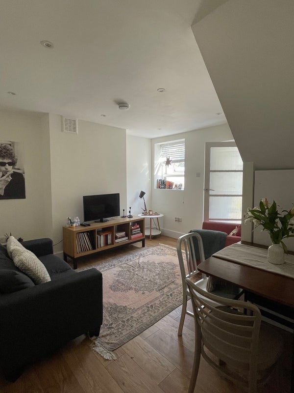 Room Lockmead Road in Greater London