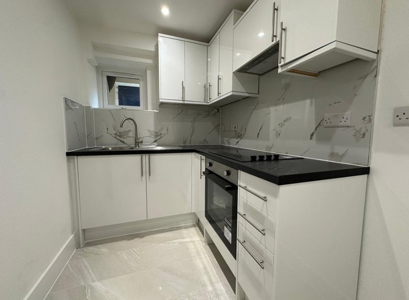 Room Lockmead Road in Greater London