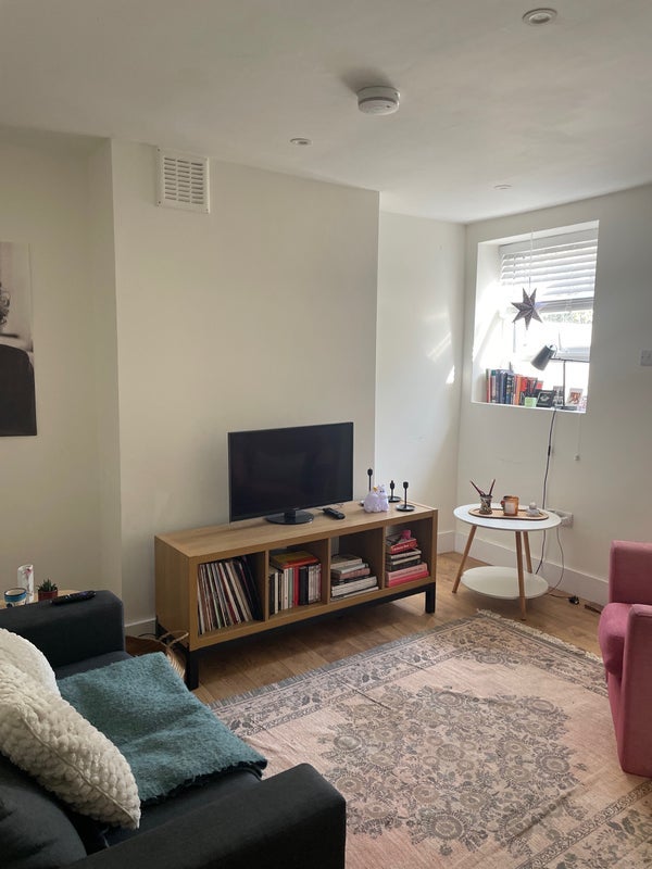 Room Lockmead Road in Greater London