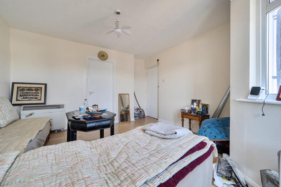 Flat Mundesley Spur in Slough