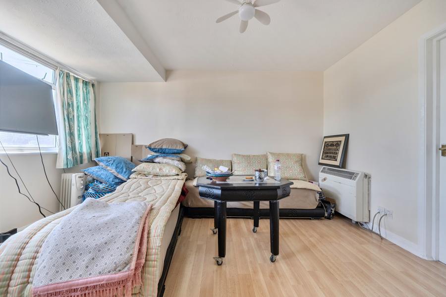 Flat Mundesley Spur in Slough