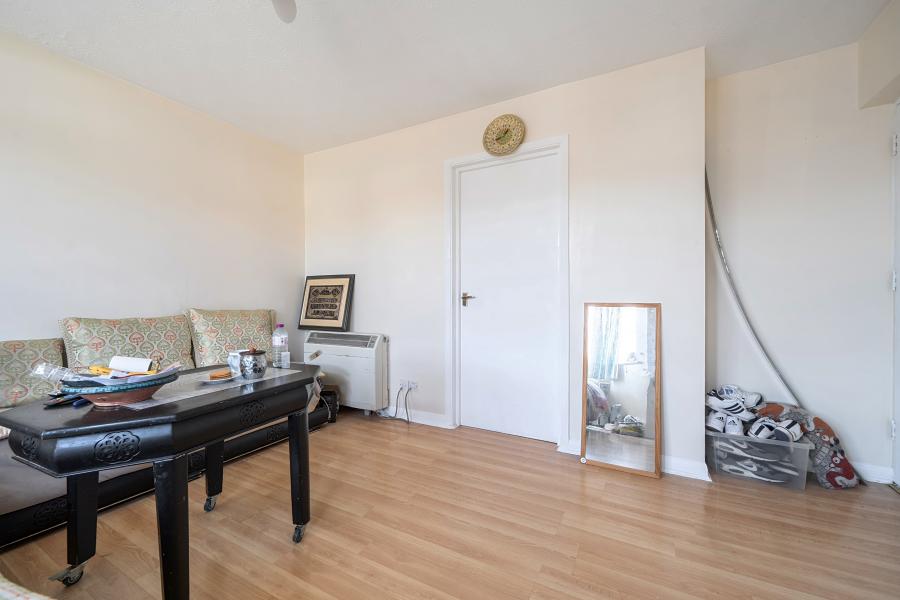 Flat Mundesley Spur in Slough