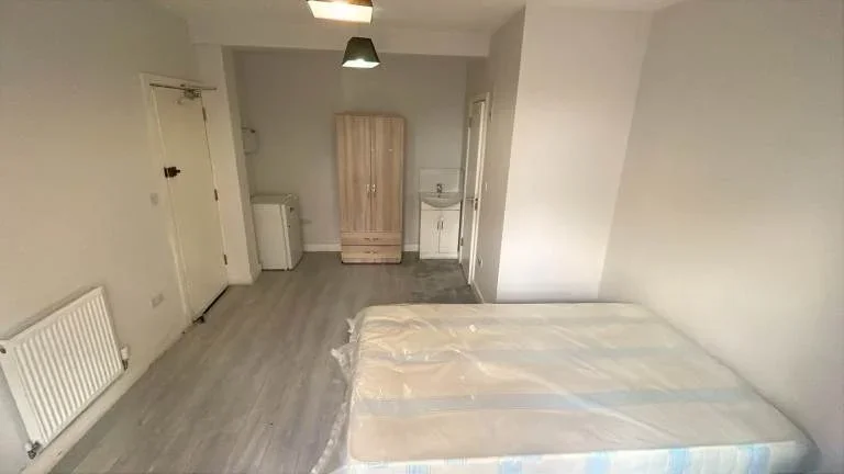 Room North Circular Road in Greater London