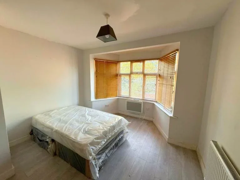 Room North Circular Road in Greater London