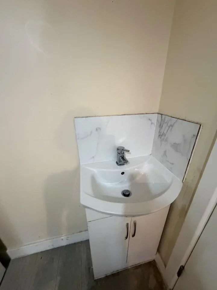 Room North Circular Road in Greater London