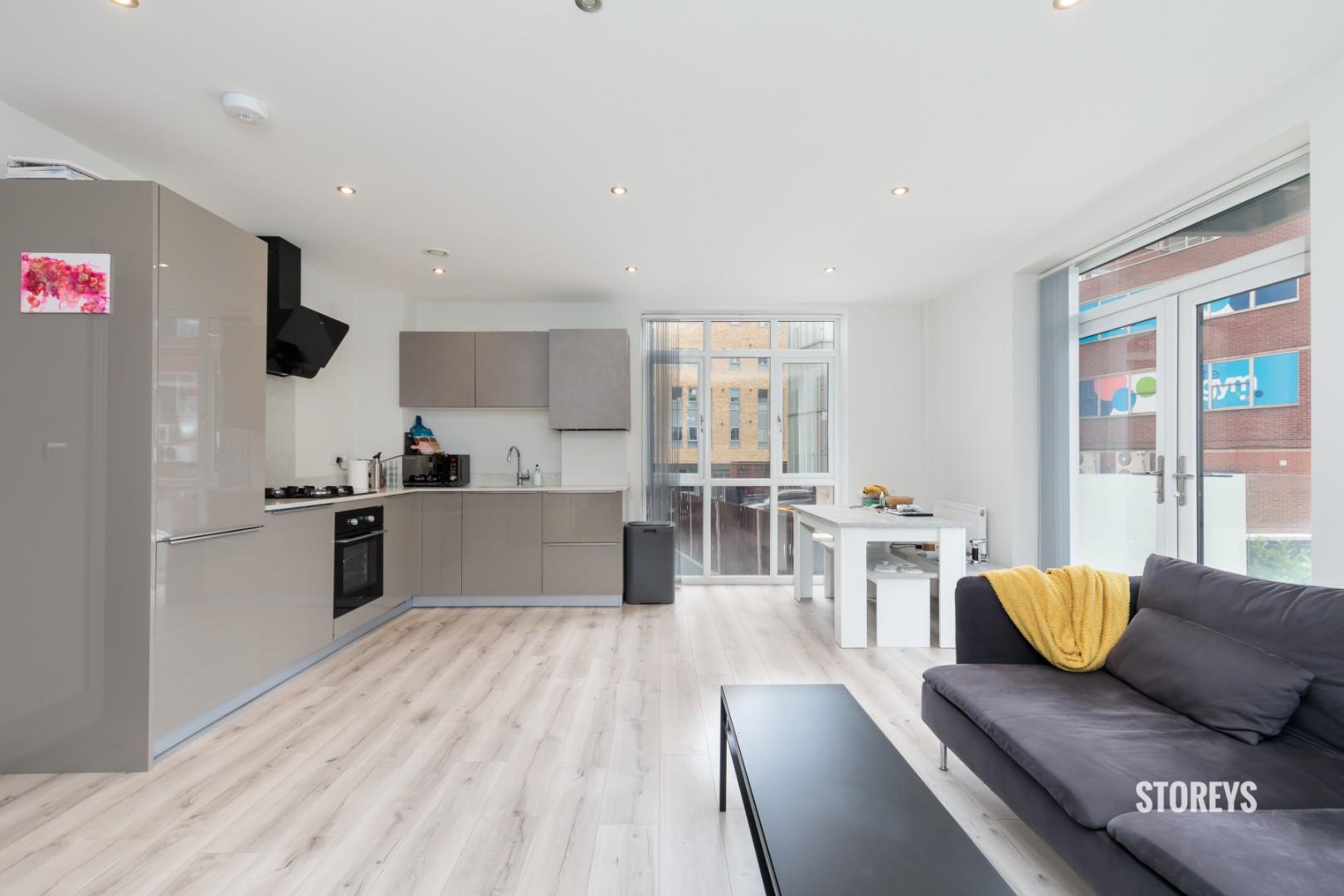 Flat Clockhouse Avenue in Greater London