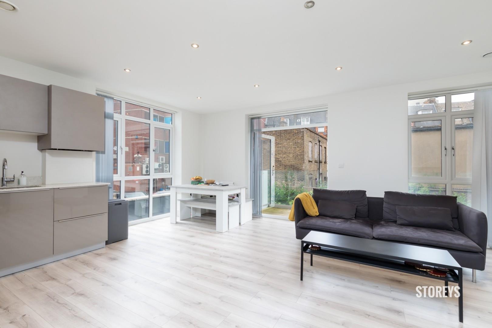 Flat Clockhouse Avenue in Greater London