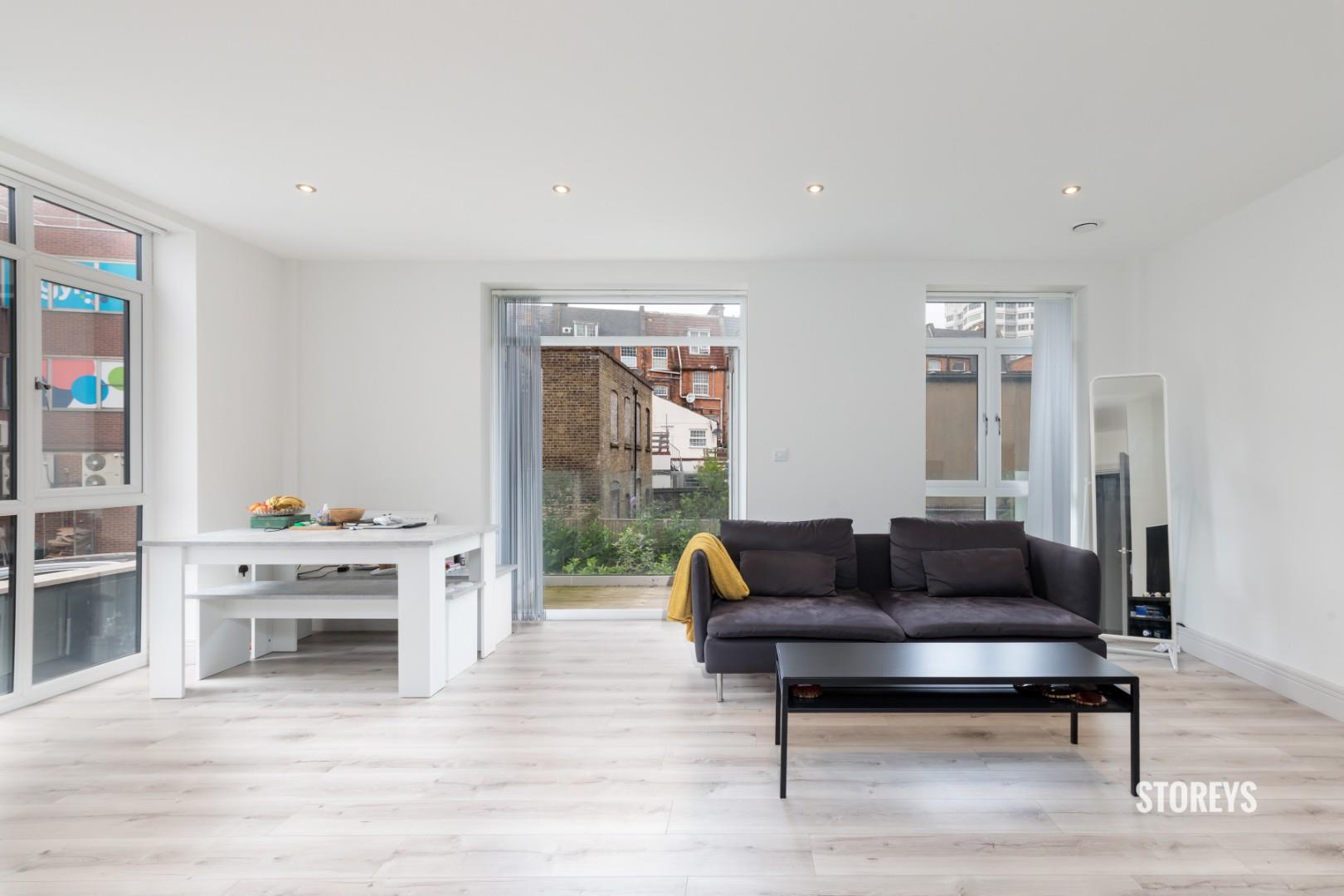 Flat Clockhouse Avenue in Greater London