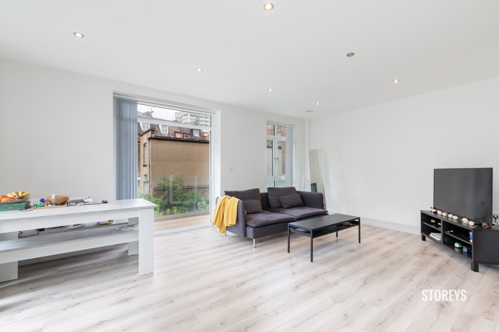 Flat Clockhouse Avenue in Greater London