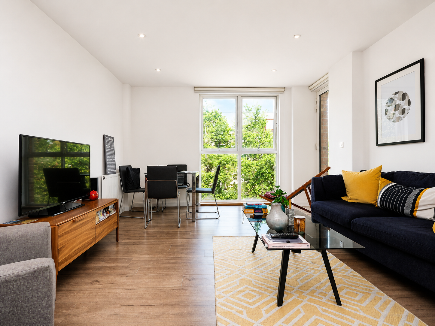 Flat Hanbury Road in Greater London