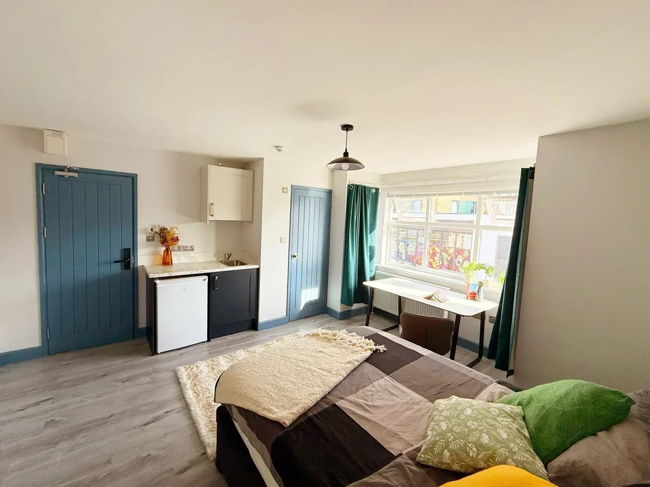 Room Hackbridge Road in Greater London
