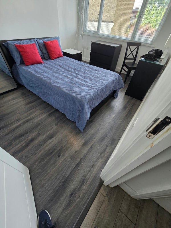 Room Walrond Avenue in Greater London