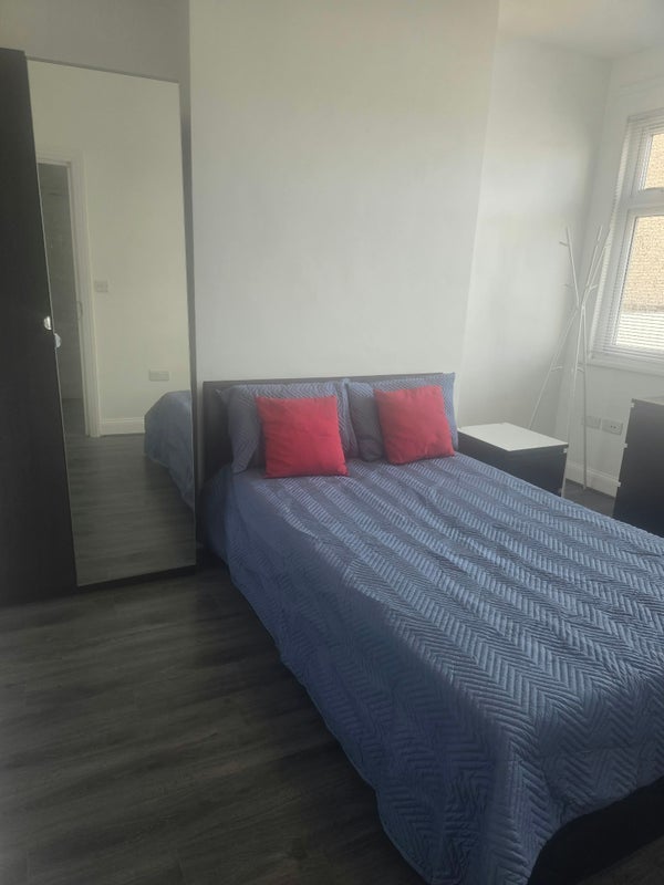 Room Walrond Avenue in Greater London