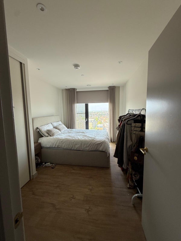 Room Erskine Road in Greater London