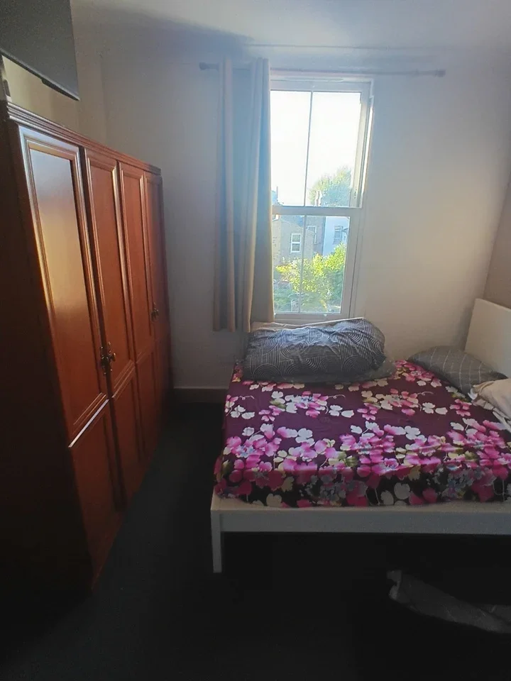 Room Dunlace Road in Greater London