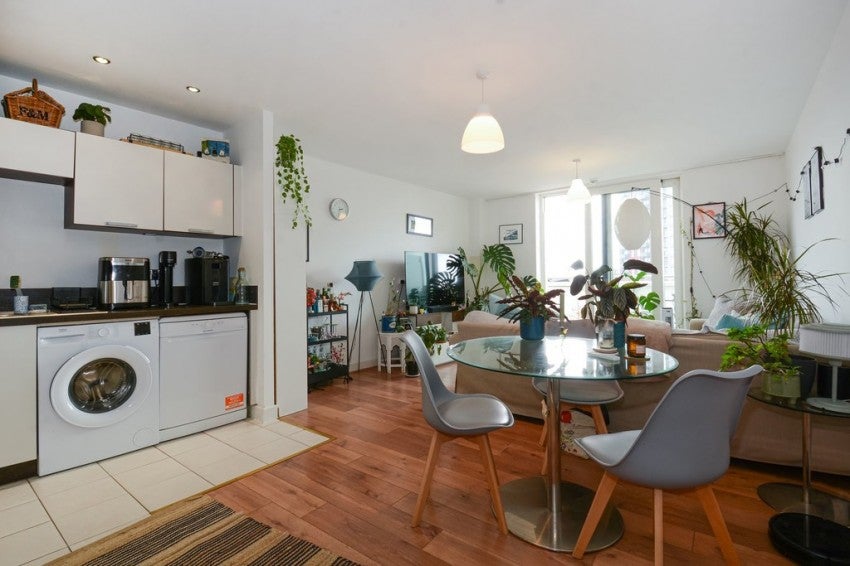 Flat Surrey Quays Road in Greater London