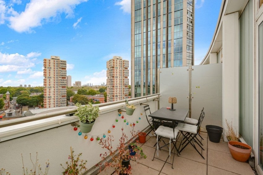 Flat Surrey Quays Road in Greater London