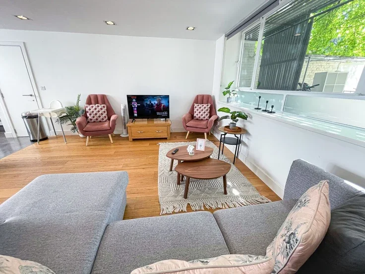 Flat Hartham Road in Greater London