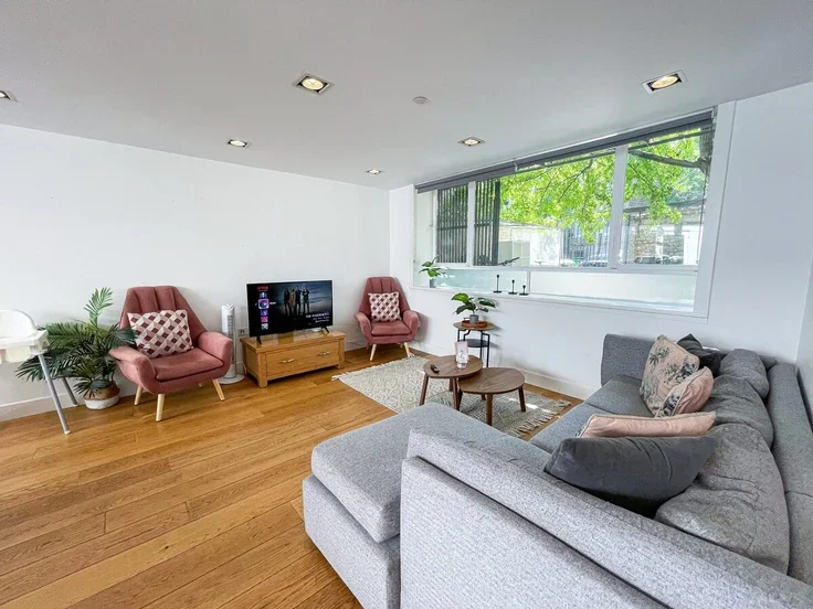 Flat Hartham Road in Greater London