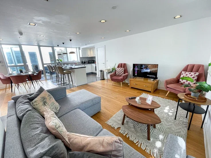 Flat Hartham Road in Greater London